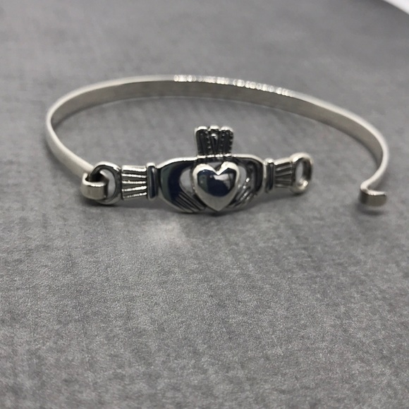NWT- Sterling Silver (925) Claddagh Bangle - Picture 5 of 9